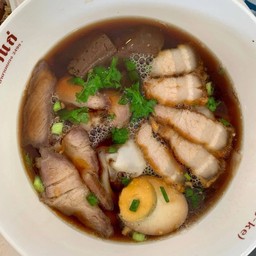 A06 เมนูจั๊บน้ำข้น หมูกรอบ +ไข่