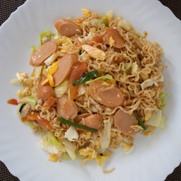 มาม่าผัดไส้กรอก