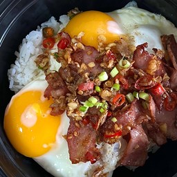 ข้าวไข่เบคอนคั่วพริกเกลือ