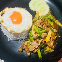 ผัดพริกแกงเนื้อชิ้นกระวาน