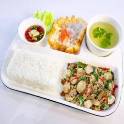 #32 กะเพราลูกชิ้นหมูโฮเด้ง ข้าวหอมมะลิไดโนเสาร์ (เซ็ตเบนโตะ)