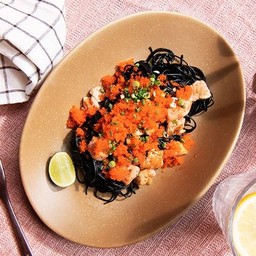 สปาเก็ตตี้เส้นหมึกดำ ผัดพริกสดและไข่กุ้ง แซลมอน หรือ ซีฟู้ด
