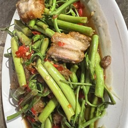 ผัดกระเฉดหมูกรอบ