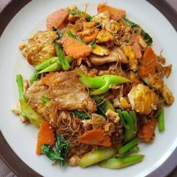 ผัดซีอิ๊วเส้นหมี่ หมู