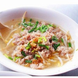 เกาเหลา  หมูสับ ลูกชิ้นหมู ต้มยำ พิเศษ