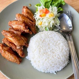ข้าวปีกไก่ทอดน้ำปลา