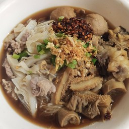 ก๋วยเตี๋ยวเนื้อเครื่องในตุ๋น