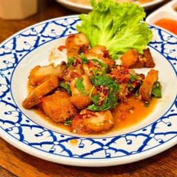 หมูกรอบผัดพริกเกลือ