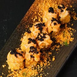 CRISPY & SPICY SEAFOOD URAMAKI ROLL