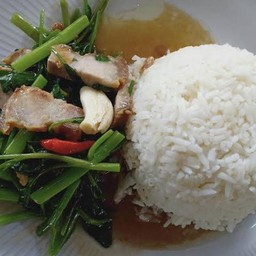 ผัดผักบุ้งไฟแดงหมูกรอบราดข้าว