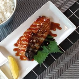 ข้าวแซลมอนย่างยากินิกุ