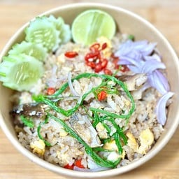 ข้าวผัดปลาทูชะอม( ปลาทู ชะอม หอมแดง พริก )