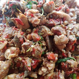 ผัดกระเพราไก่และเครื่องใน