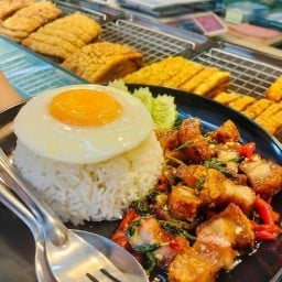หมูกรอบคำไทย สวนขอบฟ้ามาร์เก็ตนครสวรรค์