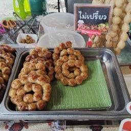 ไส้กรอกอีสานบรรจงปรุง วัดบางปรง
