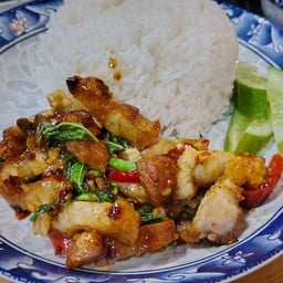 กะเพราหมูกรอบราดข้าว