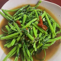 ผัดผักบุ้งไฟแดง(กับข้าวนะค่ะ)