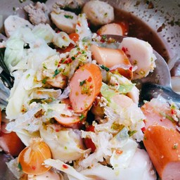 ยำเส้นแก้ว ไส้กรอก ลูกชิ้น หมูสับ