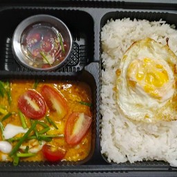 ทะเลผัดผงกะหรี่ไข่ดาว