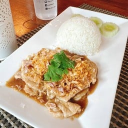 หมูกระเทียม ราดข้าว