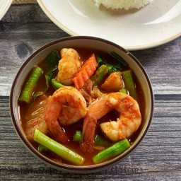 ข้าวกับแกงส้มผักรวมกุ้งสด