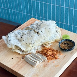 ข้าวเกรียบทอด (ห่อแยกไปให้ลูกค้าประกอบร่างเองเพื่อไม่ให้แผ่นข้าวเกรียบเหี่ยว