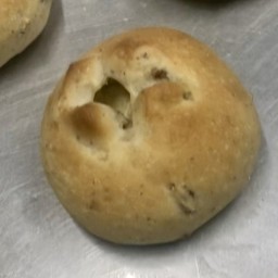 ขนมปังถั่วพีแคนไส้ครีมชีส