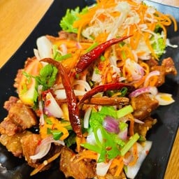 ยำหมูสามชั้นทอด