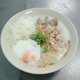 โจ๊กหมูหมี่กรอบใส่ไข่