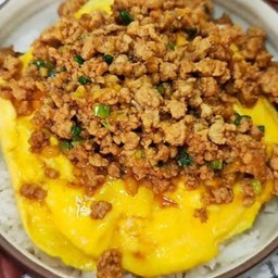 ข้าวไข่ข้นหน้าหมูสับ  ไข่ใส่ 2 ใบจ้า