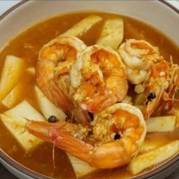 แกงส้มกุ้งยอดมะพร้าว