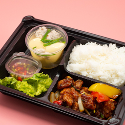 ปิ่นโต 10 หมูกรอบผัดพริกเผา + แกงจืดเต้าหู้ + ข้าวหอมมะลิ