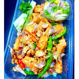 ข้าวหมูทอดกระเทียม พริกขี้หนู