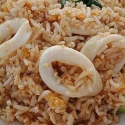 ข้าวผัดปลาหมึก