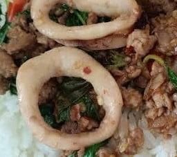 ข้าวกะเพราหมึกหมูสับ (อร่อยจริง❤️)