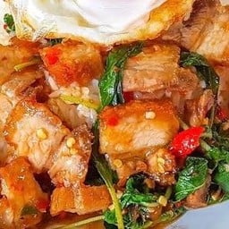 กระเพราหมูกรอบ