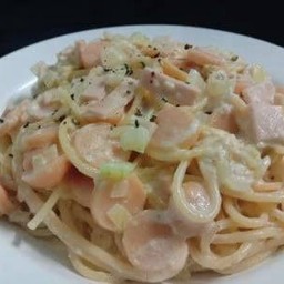 สปาเก็ตตี้คาโบนาร่าแฮมและไส้กรอก