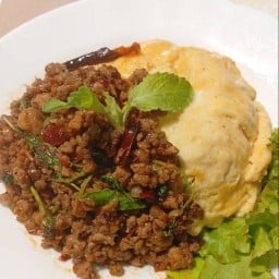 ข.ไอ.ไข่ข้นกะเพรา ข้าวหน้าไก่ทอด