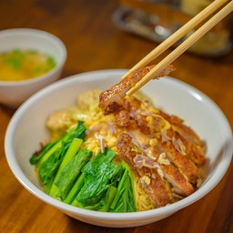 บะหมี่เกี๊ยวหมูทอด