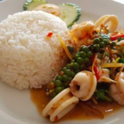 ผัดฉ่าทะเลราดข้าว