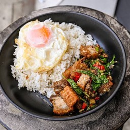 กระเพราหมูกรอบ+ไข่ดาว