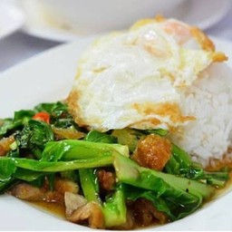 ผัดคะน้าหมูกรอบราดข้าวไข่ดาว