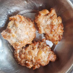 หมูก้อนทอดกระเทียม 3 ก้อน