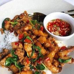 ข้าวกระเพราหมูสามชั้น +ไข่เจียว