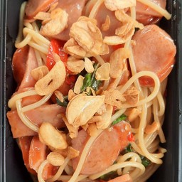 สปาเกตตีผัดกะเพราแฮมและไส้กรอก