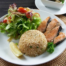 ข้าวผัดกระเทียมแซลมอน