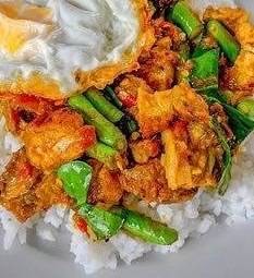 ผัดพริกแกงหมูกรอบ