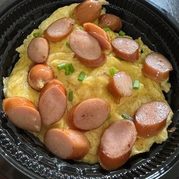 ข้าวไข่ข้นหอมเนย(ไข่2ใบ)+ไส้กรอกหนังกรอบ