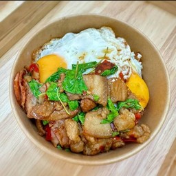 กะเพราสามชั้นเบคอน+ไข่ดาว