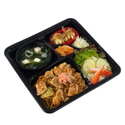 เบนโตะ ยากิโซบะไก่ สลัดปูอัด ทาโกะยากิ มิโซะ กิมจิ